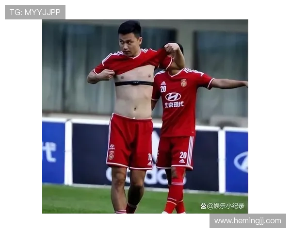 他与足球明星的相似之处令人惊叹仿佛是场上球员的翻版